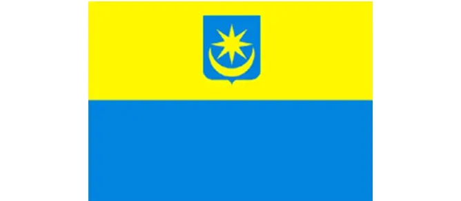 Flaga podzielona na dwie poziome części: żółtą u góry i niebieską na dole, z herbem przedstawiającym żółtą gwiazdę i półksiężyc na niebieskim tle pośrodku górnej części.