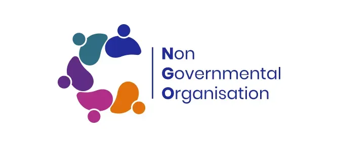 Kolorowy symbol z pięcioma abstrakcyjnymi postaciami ułożonymi w okrąg obok napisu „Non Governmental Organisation”.