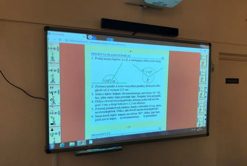 Rzut ekranu tablicy interaktywnej z zadaniami matematycznymi dotyczącymi figur płaskich i miar kątów.