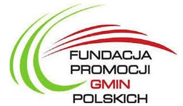 Logo z napisem "Fundacja Promocji Gmin Polskich" oraz zielonymi i czerwonymi łukami.