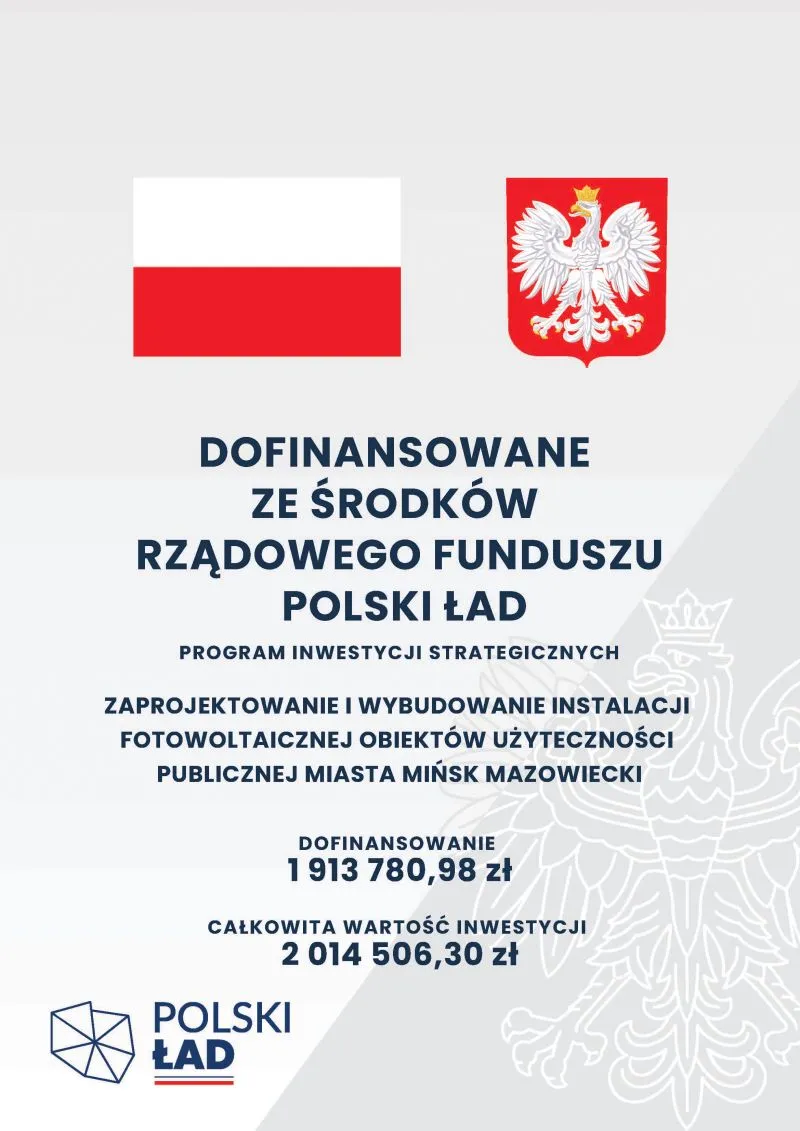 Flaga Polski i godło Polski nad tekstem informującym o dofinansowaniu rządowego funduszu Polski Ład na projekt instalacji fotowoltaicznej w Mińsku Mazowieckim wraz z kwotami dofinansowania i całkowitej wartości inwestycji.