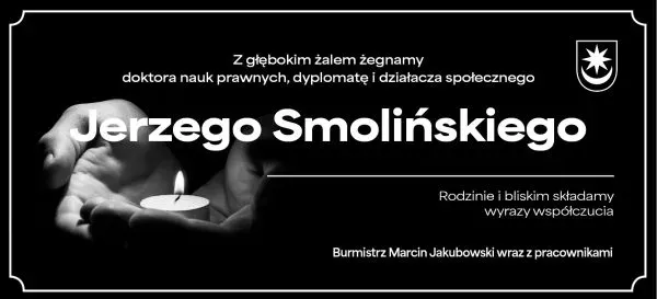 Czarny baner z kondolencjami dla Jerzego Smolińskiego, świeca trzymana w dłoniach oraz herb miasta w prawym górnym rogu.