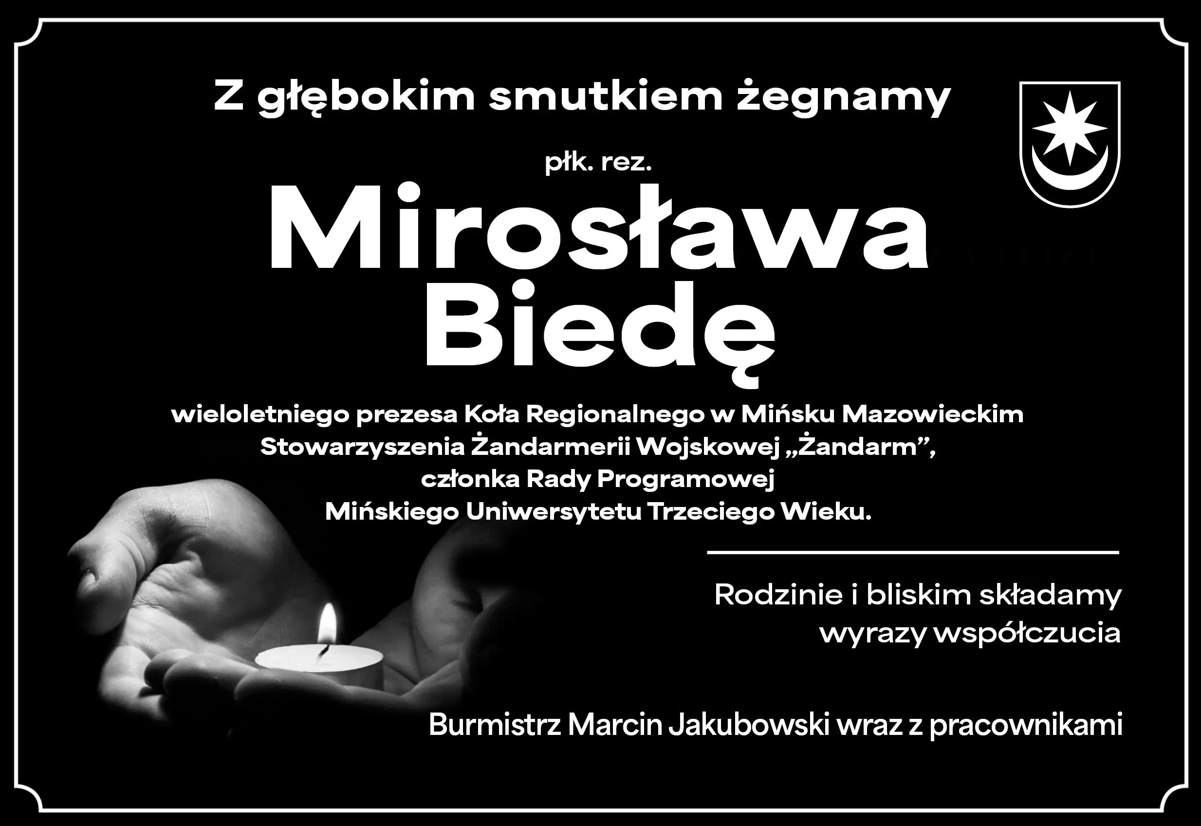 Czarne tło z białą ramką. Po lewej stronie czarno-białe zdjęcie dłoni trzymającej zapaloną świecę. Po prawej stronie biały tekst ze słowami kondolencji i nazwiskiem Mirosława Biedy. W prawym górnym rogu herb z gwiazdą i półksiężycem.