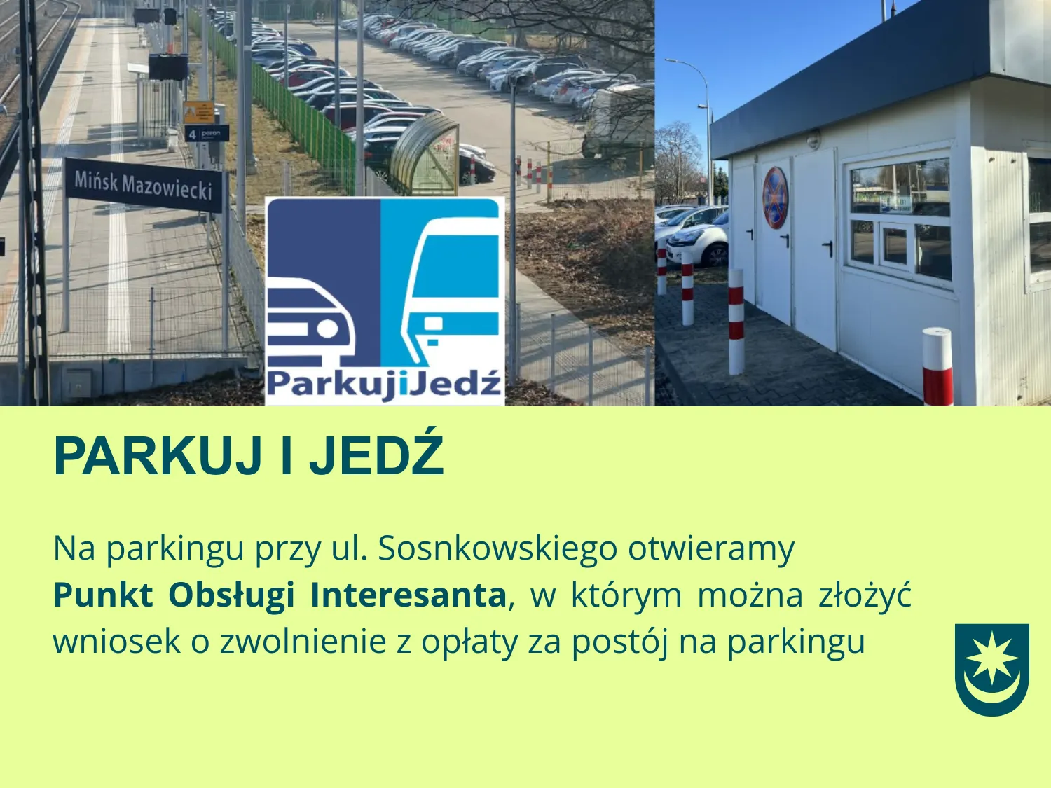 Po lewej widoczny peron kolejowy z tablicą z nazwą stacji. W środku rząd zaparkowanych samochodów i ogrodzony parking. Po prawej mały biały kiosk obsługi z czerwono-białymi słupkami przy wejściu. Na środku logo z ikonami samochodu i pociągu na niebiesko-białym tle. Całość widoczna na jasnooliwkowym tle w świetle dziennym.