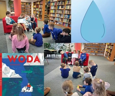 Kilkanaścioro dzieci siedzi w bibliotece na dywanie i na czerwonej sofie. Jedno dziecko czyta książkę, pozostałe słuchają. Po prawej widoczna duża niebieska grafika kropli i ilustracja okładki książki z motywem wodnym.