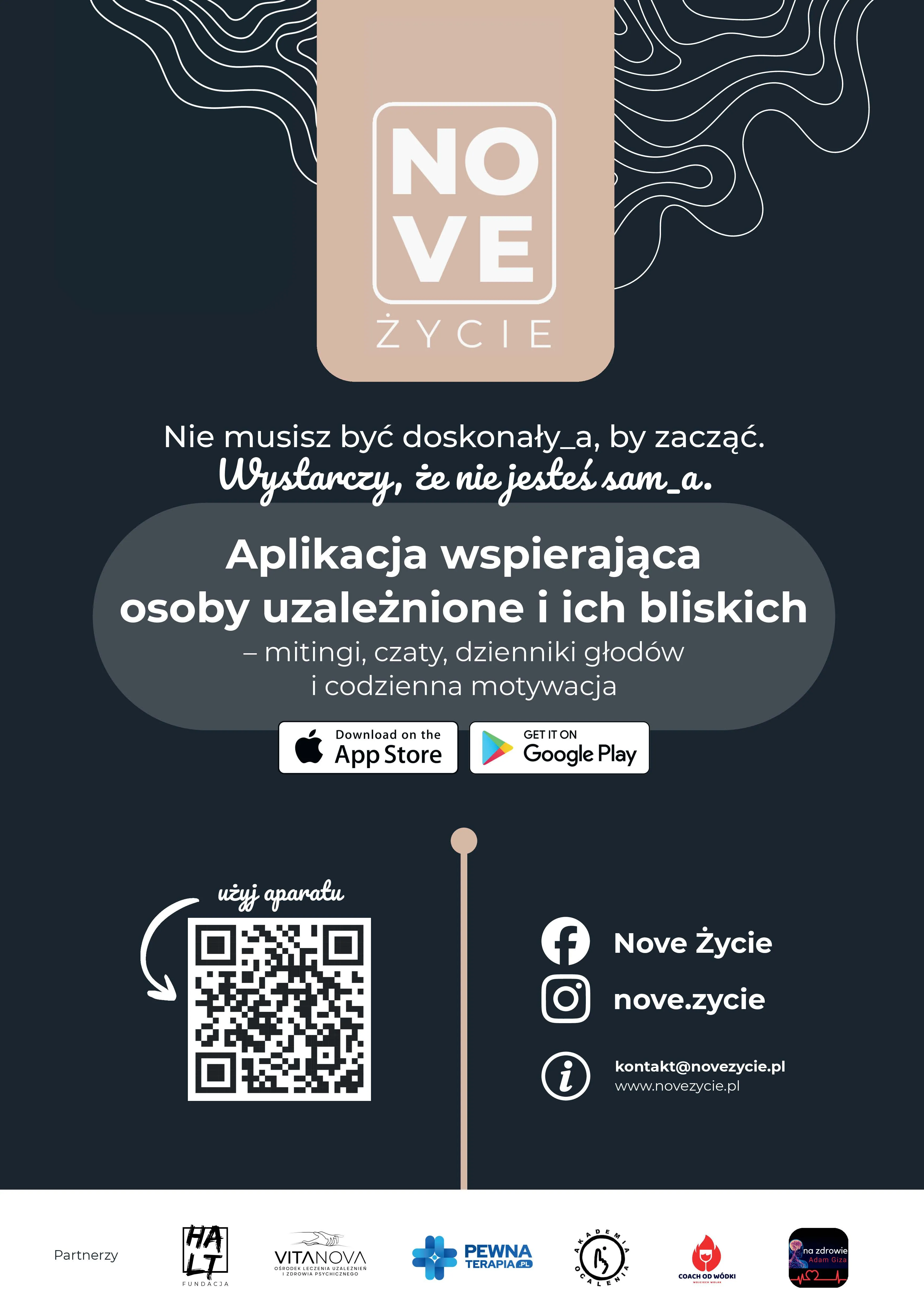 Centralnie umieszczone beżowe logo w zaokrąglonym prostokącie na ciemnym tle. Poniżej duża zaokrąglona szara ramka z białym tekstem informacyjnym. Pod ramką ikony sklepów aplikacji. Niżej po lewej kod QR z graficzną strzałką, po prawej ikony mediów społecznościowych i krótka sekcja kontaktowa. Na samym dole rząd małych logotypów partnerów na jasnym pasku.