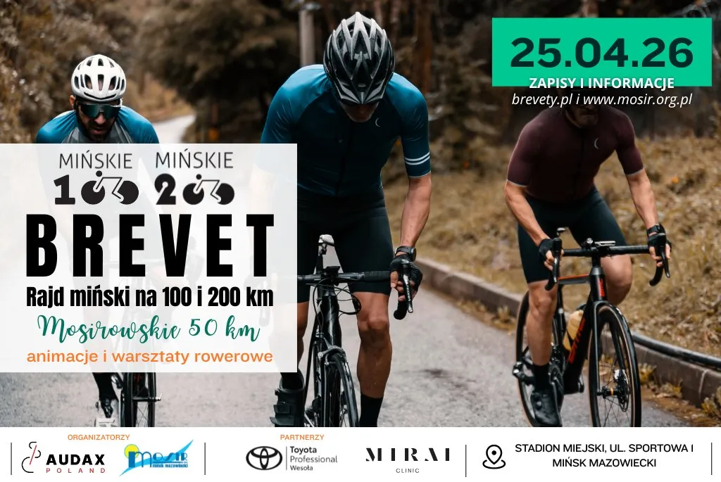 Trzech rowerzystów jedzie po szosie otoczonej jesiennymi drzewami. Dwóch z nich ma na sobie niebieskie koszulki, jeden ciemnoczerwoną. Po lewej stronie tekst o rajdzie rowerowym Mińsk Brevet na 100 i 200 km oraz Mosirawskie 50 km, po prawej data 25.04.26 oraz informacje o zapisach. Na dole logotypy organizatorów i partnerów oraz miejsce wydarzenia.