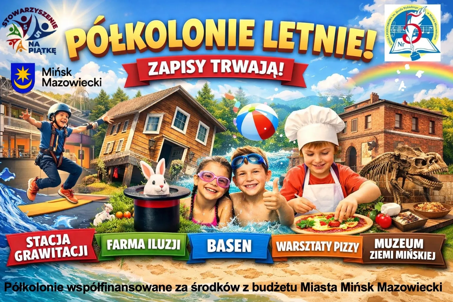 Trzy uśmiechnięte dzieci na pierwszym planie: dwoje w kąpielówkach z goglami w wodzie, jedno w czapce kucharskiej przygotowuje pizzę. Po lewej dziecko w kasku skacze na desce nad wodą. W tle przechylony drewniany domek, budynek muzeum z szkieletorem dinozaura, magiczny cylinder z króliczkiem i kolorowa piłka plażowa. Jasne niebo ze słońcem i tęczą, zielone drzewa i plażowy piasek tworzą letnią scenerię.