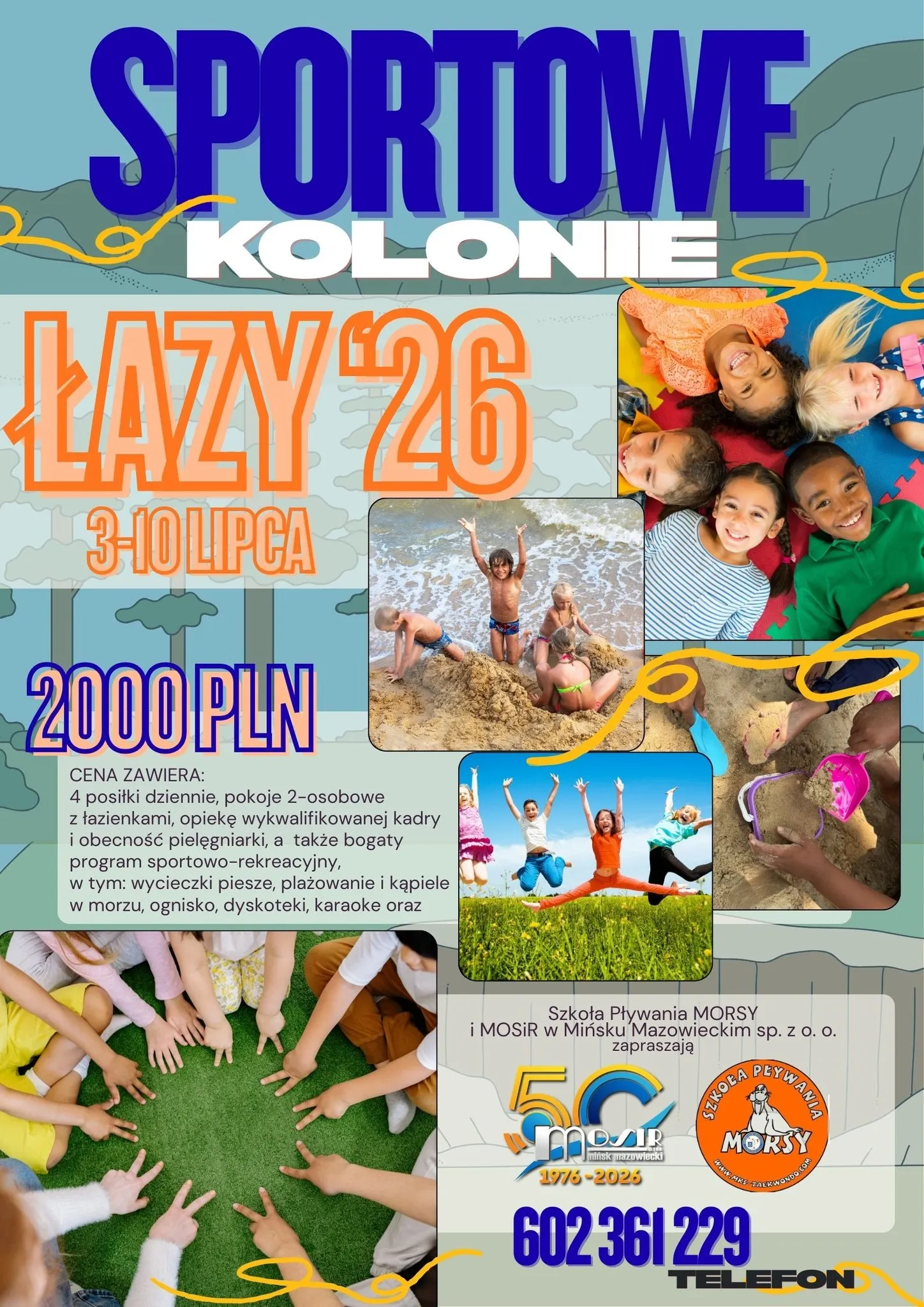 Kolorowy plakat reklamowy obozu sportowego na jasno-niebieskim tle. Duży nagłówek u góry i wyróżnione pomarańczowe i granatowe napisy informacyjne. Po prawej kolaż z kilkoma zdjęciami uśmiechniętych dzieci leżących razem, bawiących się na plaży, skaczących na łące oraz dłoni bawiących się piaskiem. Na dole zdjęcie grupy dzieci siedzących w kole i wskazujących palcami do środka. W tle stylizowane wzgórza. Na dole wyróżniony numer telefonu.