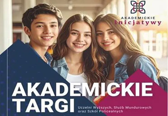 Trzy uśmiechnięte młode osoby, dwóch chłopaków i dziewczyna, stoją blisko siebie w jasnym wnętrzu. W tle logo oraz napis Akademickie Inicjatywy i informacje o akademickich targach na kolorowym tle.