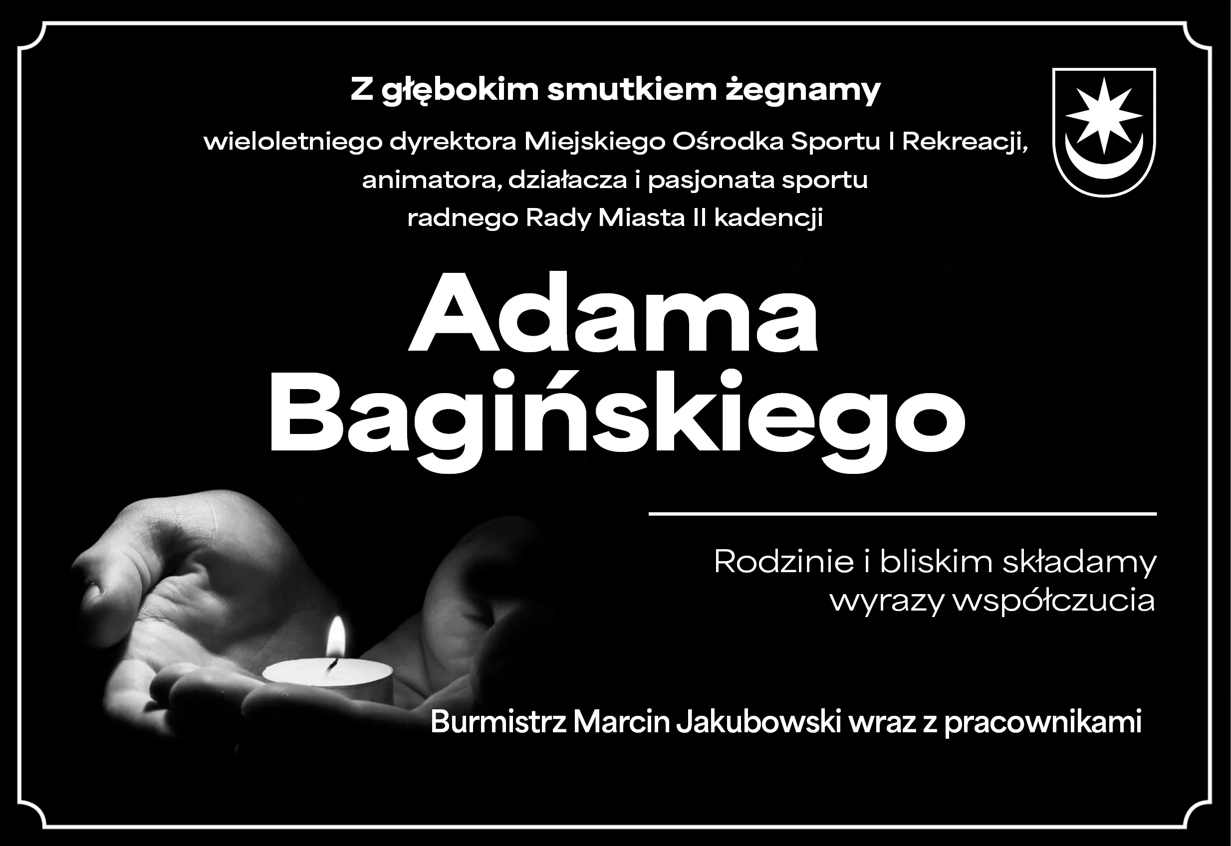 Napis kondolencyjny na czarnym tle z białą ramką i herbem w prawym górnym rogu, z wyciągniętymi rękami trzymającymi zapaloną świecę, wyrażający smutek z powodu śmierci Adama Bagińskiego, z podziękowaniem i wyrazami współczucia skierowanymi do rodziny i bliskich, podpisany przez burmistrza Marcina Jakubowskiego wraz z pracownikami.