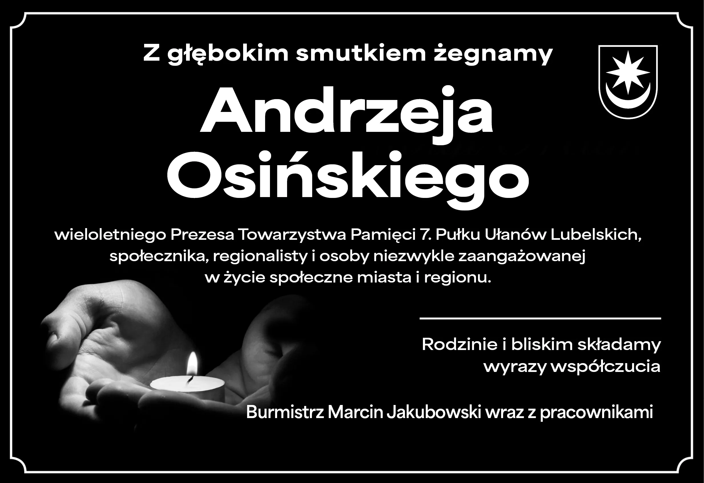 Czarne tło z białym tekstem i delikatną białą ramką, po lewej stronie zdjęcie zbliżenia rąk trzymających zapaloną świeczkę. Po prawej stronie herb. Centralny tekst informuje o pożegnaniu Andrzeja Osińskiego, z podziękowaniem od burmistrza i pracowników.