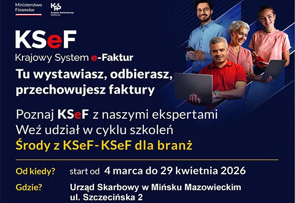 Plakat promocyjny na ciemnogranatowym tle z logo KSeF w lewym górnym rogu. Po prawej stoi grupa czterech uśmiechniętych osób trzymających laptop, tablet i smartfon. U dołu widoczny pasek z informacjami o cyklu szkoleń i lokalizacji urzędu skarbowego. Tło zawiera nachylone, jasnoniebieskie elementy graficzne.