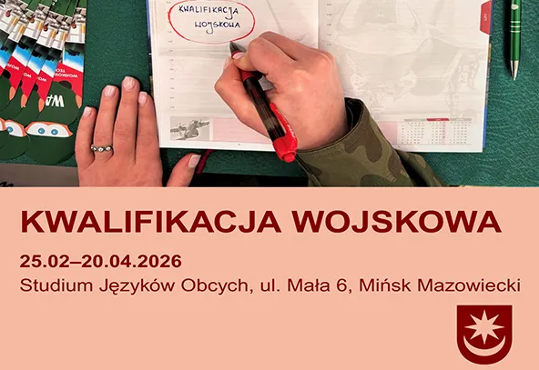 Osoba zapisuje długopisem na karcie w kalendarzu, obok leży otwarty notes z kolorowymi kartkami, tło zielone. Pod spodem tekst z informacją o kwalifikacji wojskowej, daty i miejscu.