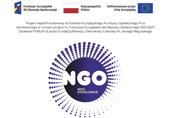 W górnej części trzy emblematy: po lewej kolorowy znak z gwiazdą, w środku poziomy prostokąt w barwach Polski, po prawej niebieska flaga z gwiazdami. Poniżej mały blok drobnego tekstu. Centralnie duże fioletowe koło z białymi dużymi literami w środku otoczone promienistym wzorem z kropek na białym tle.