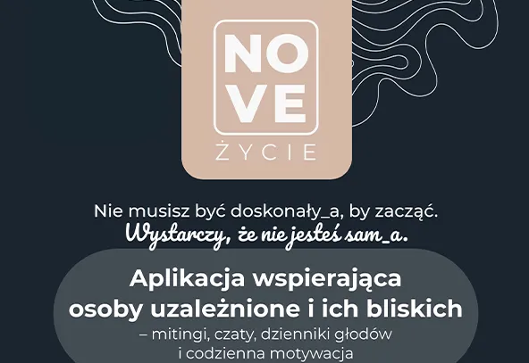 Ciemne, niemal granatowe tło. U góry pośrodku beżowy kwadrat z białym znakiem i ramką. Po prawej stronie górnej części faliste, cienkie białe linie dekoracyjne. Pod kwadratem środkowy obszar z kilkoma wierszami jasnego tekstu. Na dole szeroki, zaokrąglony szary panel zawierający dodatkowe jasne linie tekstu.