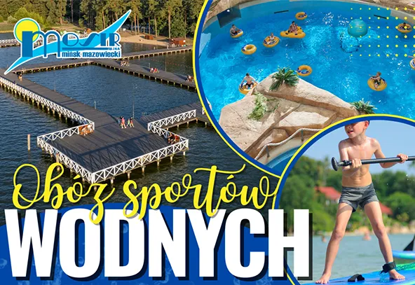 Drewniany pomost z białymi poręczami rozchodzi się nad jeziorem, kilka osób spaceruje po nim. W okrągłym wtopieniu basen z ludźmi na żółtych kołach do pływania i skalną zjeżdżalnią. W drugim okrągłym wtopieniu chłopiec stoi na desce i trzyma wiosło na tle zielonego brzegu.