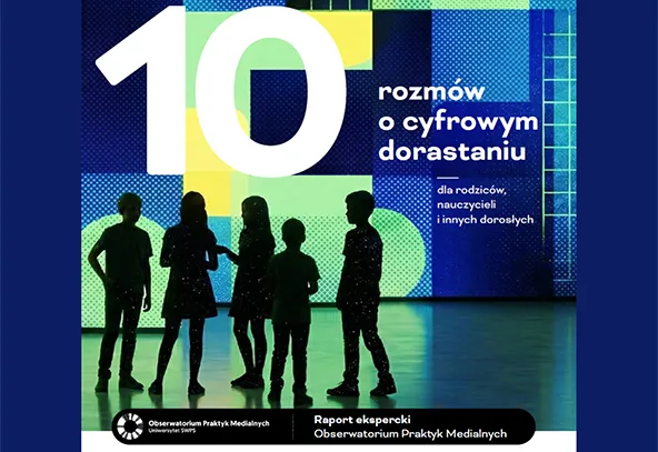 Duża biała cyfra 10 na kolorowym geometrycznym tle. Pięć czarnych sylwetek dzieci stoi na błyszczącej podłodze na pierwszym planie. Tło ma odcienie niebieskiego, zielonego i żółtego z siatkowym wzorem. Na dole ciemny pasek z małymi znakami graficznymi.