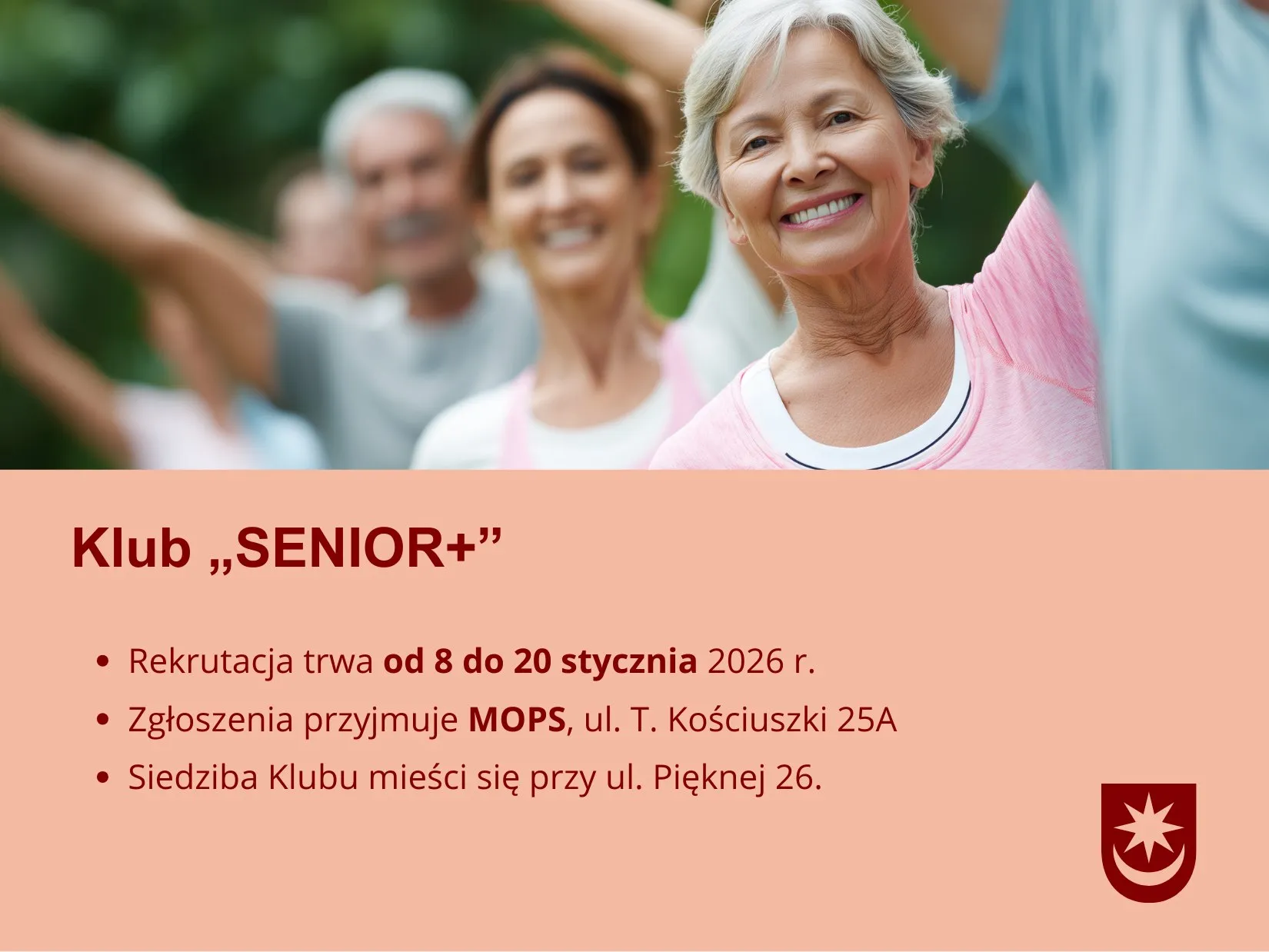 Grupa seniorów ćwiczy na zewnątrz na zielonym tle. Starsza kobieta na pierwszym planie uśmiecha się i ma podniesioną rękę. Na dole tekst na jasnoróżowym tle informujący o rekrutacji do Klubu „SENIOR+” od 8 do 20 stycznia 2026, z miejscem zgłoszeń w MOPS przy ul. T. Kościuszki 25A i siedzibą klubu przy ul. Pięknej 26. Po prawej stronie herb w bordowym kolorze.