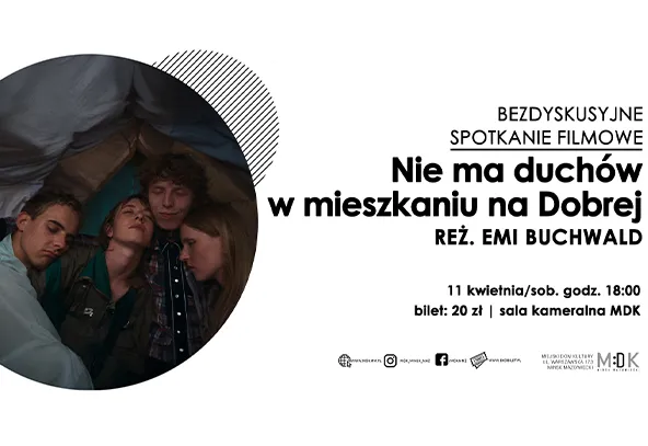Cztery młode osoby skulone pod narzutą w ciemnym, okrągłym kadrze po lewej stronie. Po prawej stronie szeroka biała przestrzeń z czarnymi elementami tekstowymi i kilkoma małymi ikonami. Tło obrazu jest jasne.