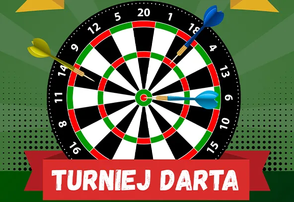 Tarcza do darta ma czarno-białe sektory i zielono-czerwone pierścienie. Trzy lotki są wbite w tarczę — dwie niebieskie i jedna żółta, jedna lotka jest blisko środka. Tło jest zielone z promieniującym wzorem i czarnymi półtonami kropek. U dołu widoczna jest czerwona wstęga z białym napisem.