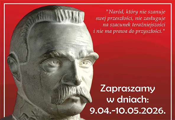 Gipsowe popiersie mężczyzny z wąsami na czerwonym tle. Po prawej biały tekst z cytatem i informacją o terminie wydarzenia (9.04–10.05.2026). Jasna ramka obramowuje grafikę.