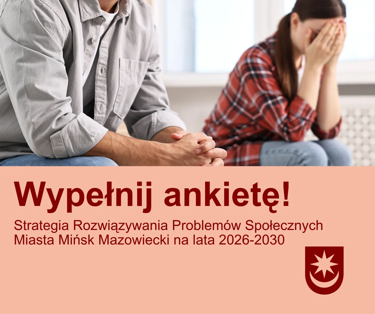 Dwóch siedzących obok siebie dorosłych osób w pomieszczeniu, mężczyzna złożonymi rękami opiera się do przodu, kobieta trzyma twarz w dłoniach, tło jasne, pod spodem napis na różowym tle dotyczący wypełnienia ankiety o strategii rozwiązywania problemów społecznych miasta Mińsk Mazowiecki na lata 2026-2030 oraz czerwony herb miasta.