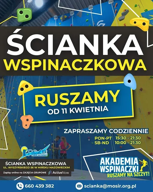  Kolorowe ścianki wspinaczkowe z licznych chwytów na niebiesko-żółtym tle. Dwie osoby stoją u podstawy ścianki.  Duża, kontrastowa grafika informuje o uruchomieniu obiektu, logotypy i dane kontaktowe znajdują się w dolnej części obrazu.
