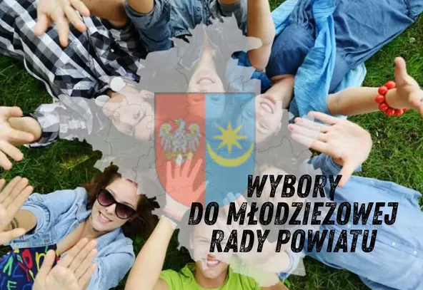 Grupa młodych osób leżących na trawie, uśmiechających się i wyciągających ręce ku górze, z napisem Wybory do Młodzieżowej Rady Powiatu na tle mapy powiatu z herbem.