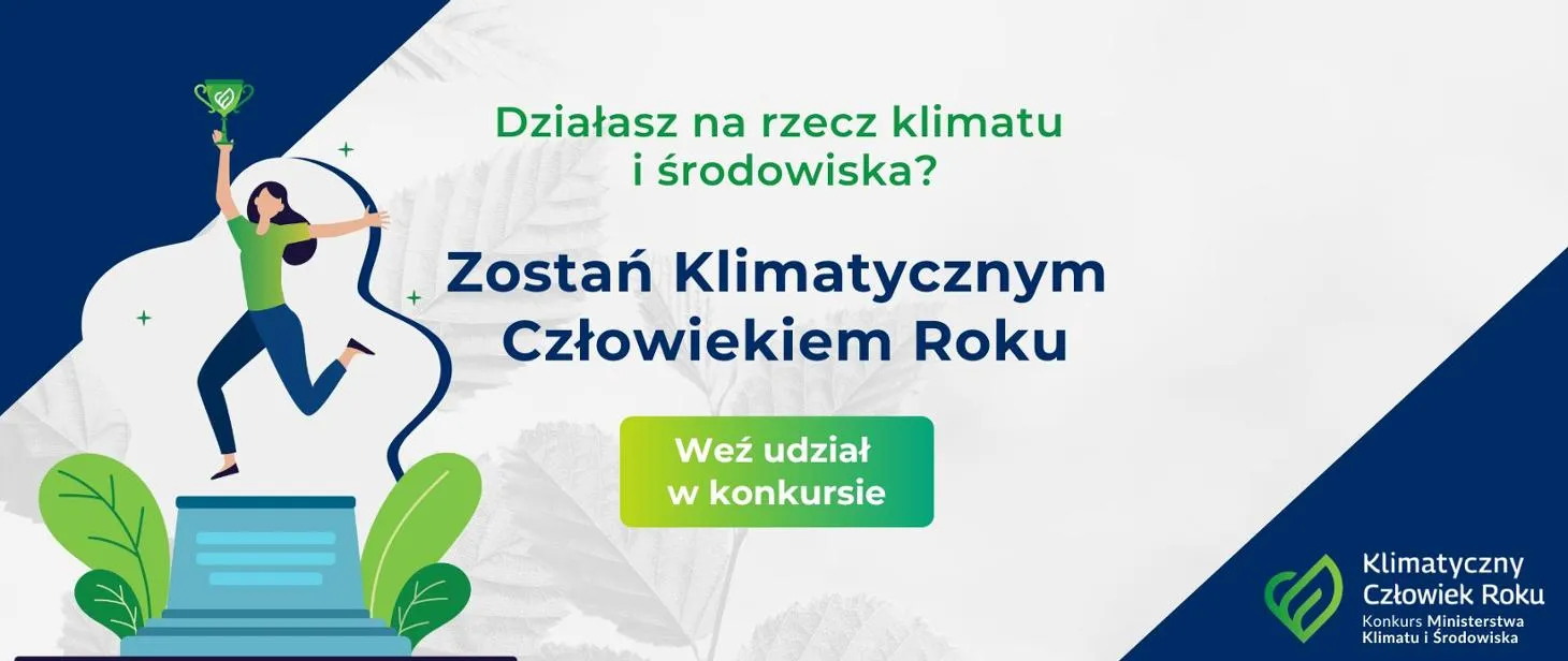 Kliknięcie powiększy obraz. Kobieta trzymająca zielony puchar na podium oraz tekst zachęcający do udziału w konkursie „Klimatyczny Człowiek Roku” organizowanym przez Ministerstwo Klimatu i Środowiska.