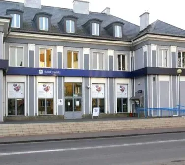 Budynek z napisem "Bank Polski" nad wejściem i trzema dużymi oknami na parterze.